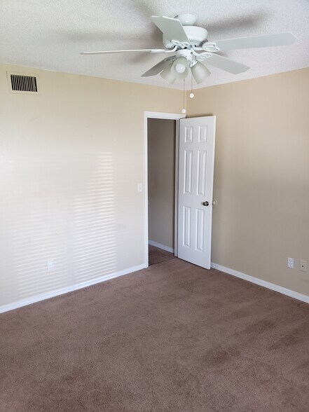 Building Photo - 2330 Fox Hollow Dr
