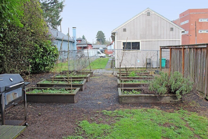 Building Photo - 5005-5007 N Kerby Ave