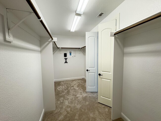 Building Photo - 7952 Ashwood Ln