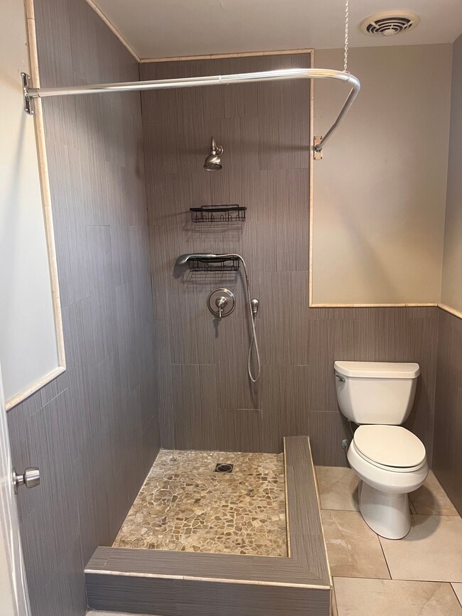 Building Photo - 1345 N Pacific Ave