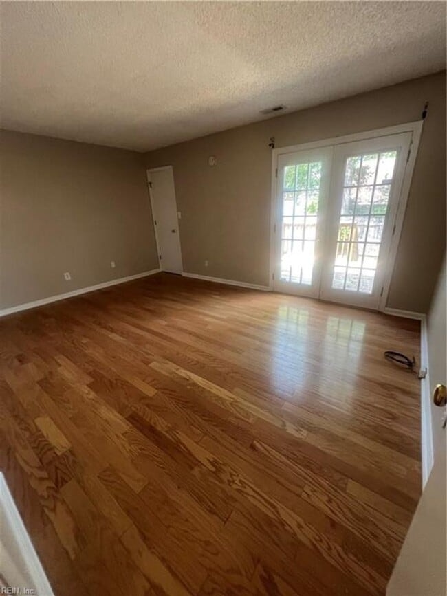 Building Photo - Terrific Townhome