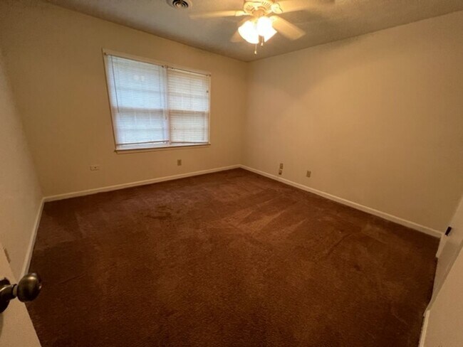 Building Photo - 2 bed 1 bath duplex in Bogart!