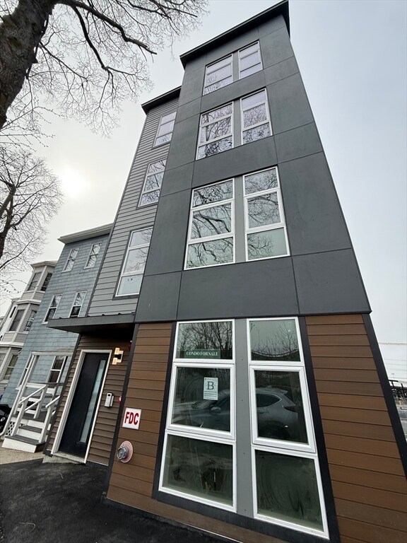 Building Photo - 546 Saratoga St