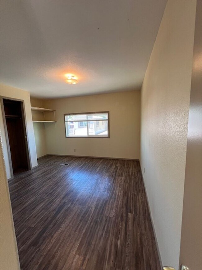 Building Photo - 2 br/ 2 bath home for rent
