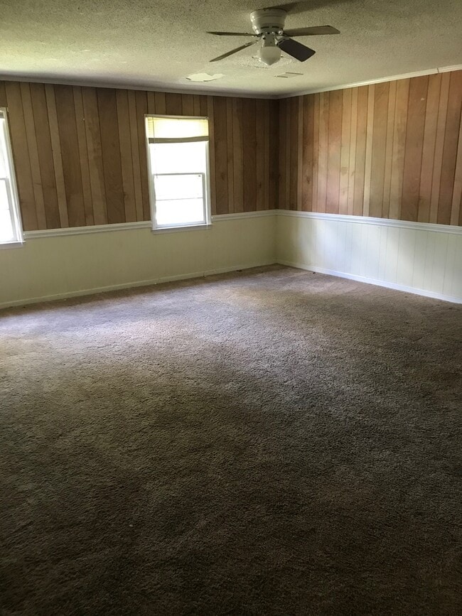 Building Photo - Great home with lots of extras!
