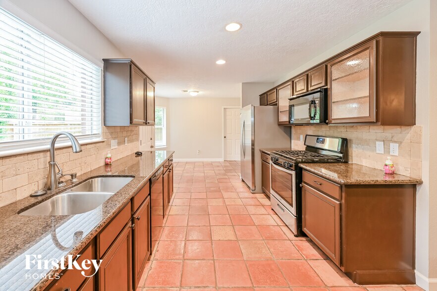 Building Photo - 1402 Green Tree Dr