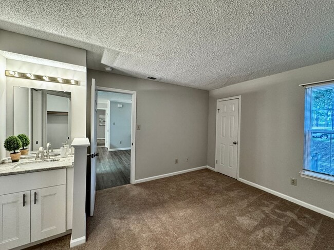 Building Photo - REDUCED PRICE! Updated 1st Floor/1-Level Condo Ready NOW! Includes Water, Sewer, Trash, Landscapi...