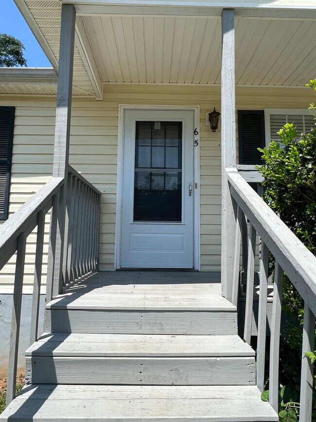 Building Photo - Charming 3 Bedroom 2 Bath home on large lot