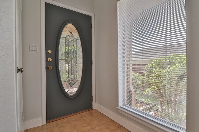 Building Photo - 10910 Scenic Dr