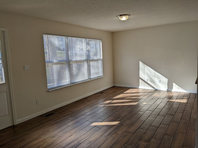 Building Photo - 4 Bed/1.5 baths House near I-44