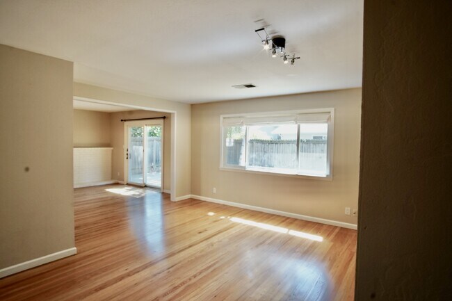 Building Photo - 2518 Loyola Dr