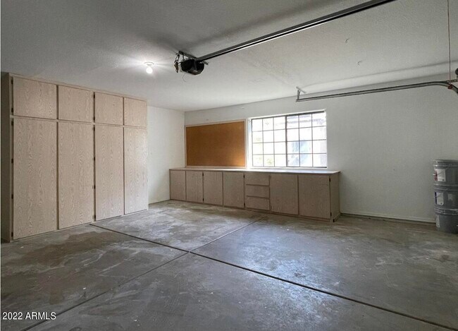 Building Photo - 1124 E Rose Ln