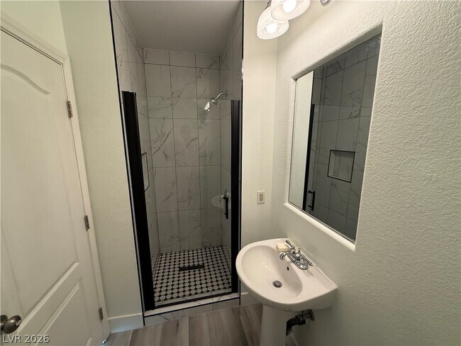 Building Photo - 5568 Jelsma Ave