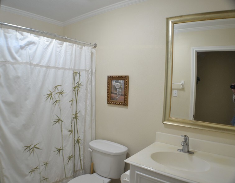 Building Photo - 1406 W April Villa