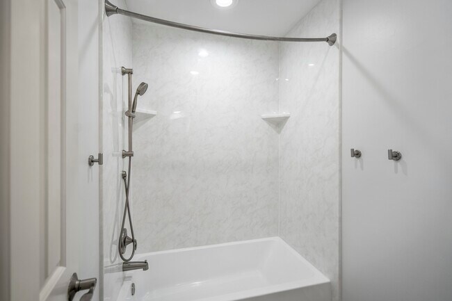 Building Photo - 16611 Brenton Oaks Dr