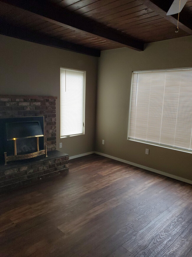 Building Photo - 3213 Center St NE