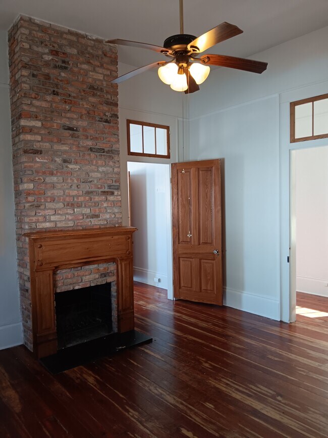 Building Photo - 220 Amelia St