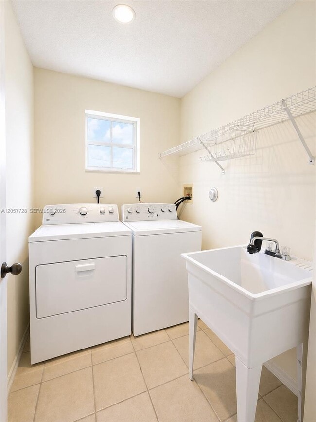 Building Photo - 1041 Cedar Falls Dr
