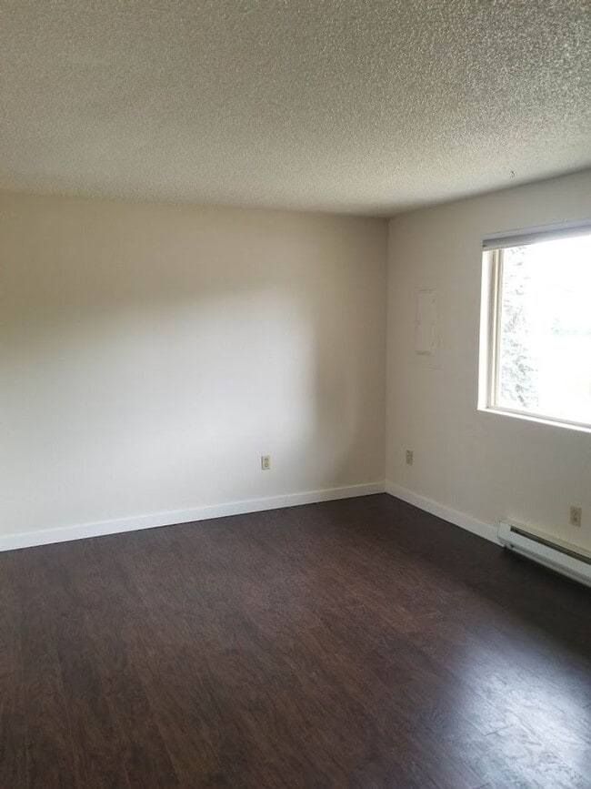 Building Photo - Newly Remodeled 1 Bedroom Apartment / Ground Floor Unit
