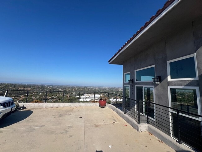 Building Photo - 2378 Edgehill Rd