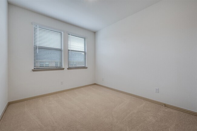 Building Photo - 512 Parkside Dr