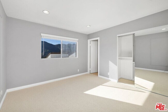 Building Photo - 1732 Palisades Dr