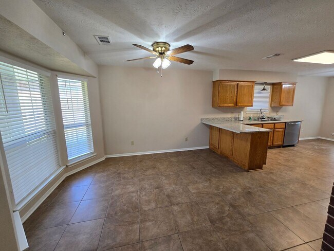 Building Photo - Bryan - 3 Bedroom - 2 Bath home with garag...