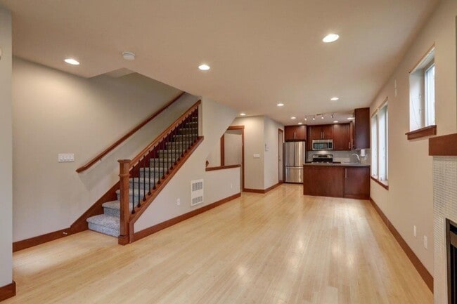 Building Photo - Stunning 3bd, 2.5ba Townhome Available in ...