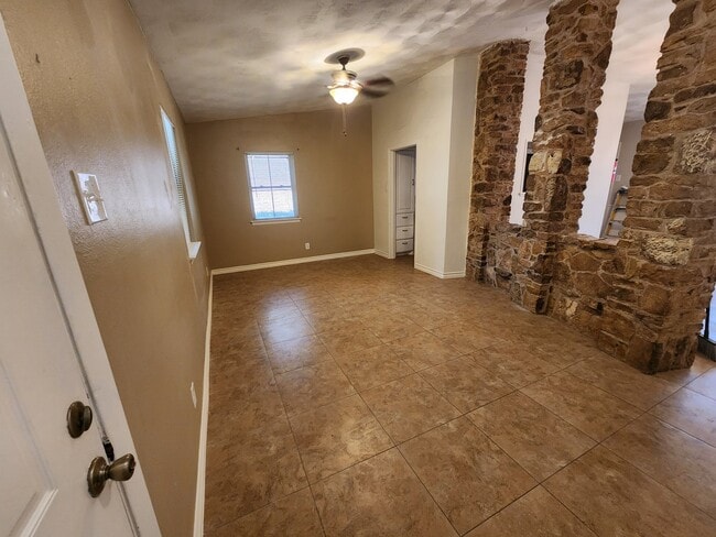 Building Photo - 2210 Newcastle Dr