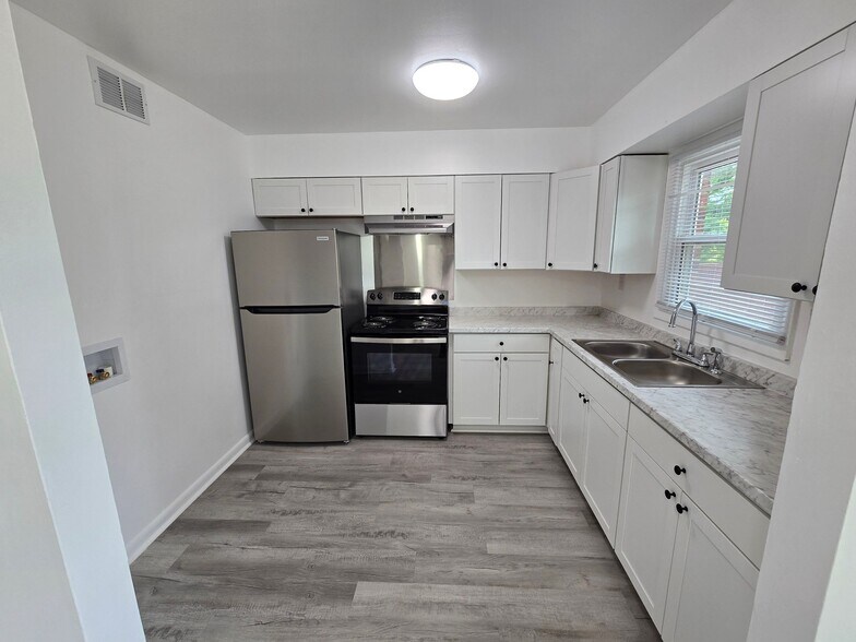 Building Photo - 2626 Wayside Dr