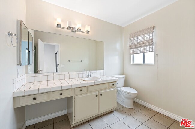 Building Photo - 1425 Centinela Ave