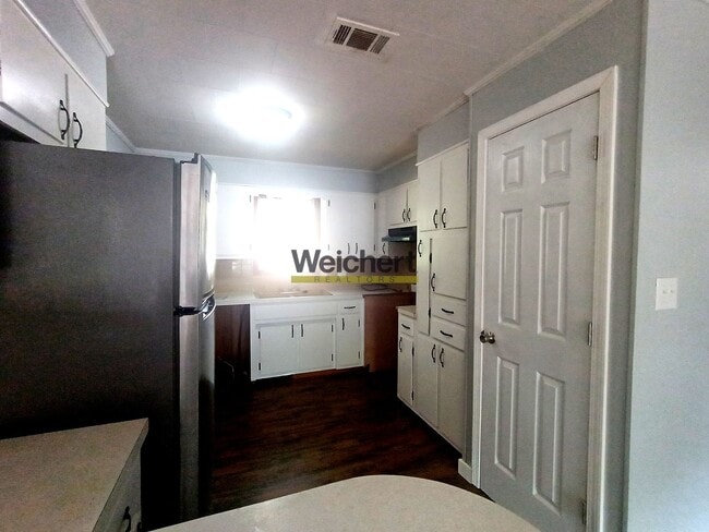 Building Photo - Remodeled 3bed/1bath with fenced backyard