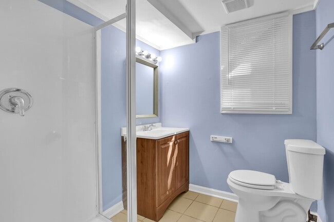 Building Photo - Beautiful, Newly Renovated 5 Bed 2 Bath si...
