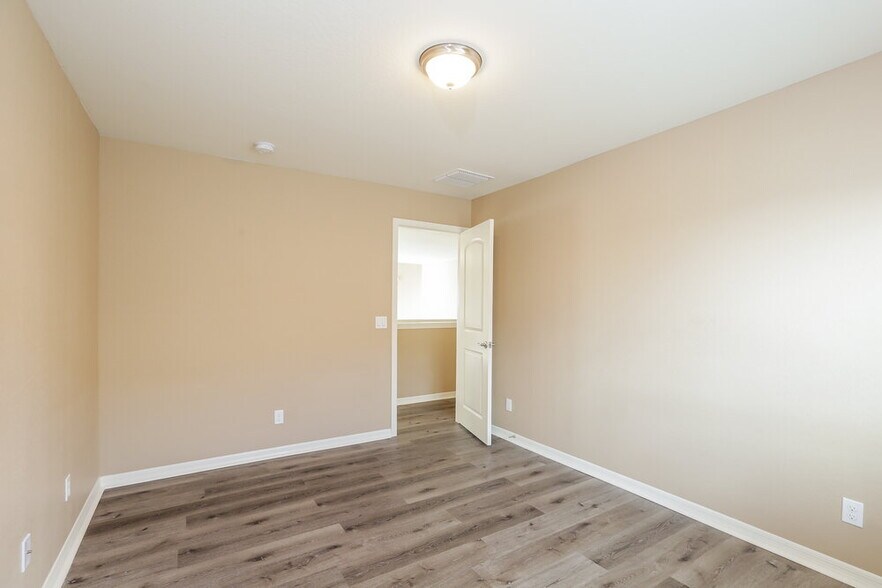 Building Photo - 5809 S 27th Ln