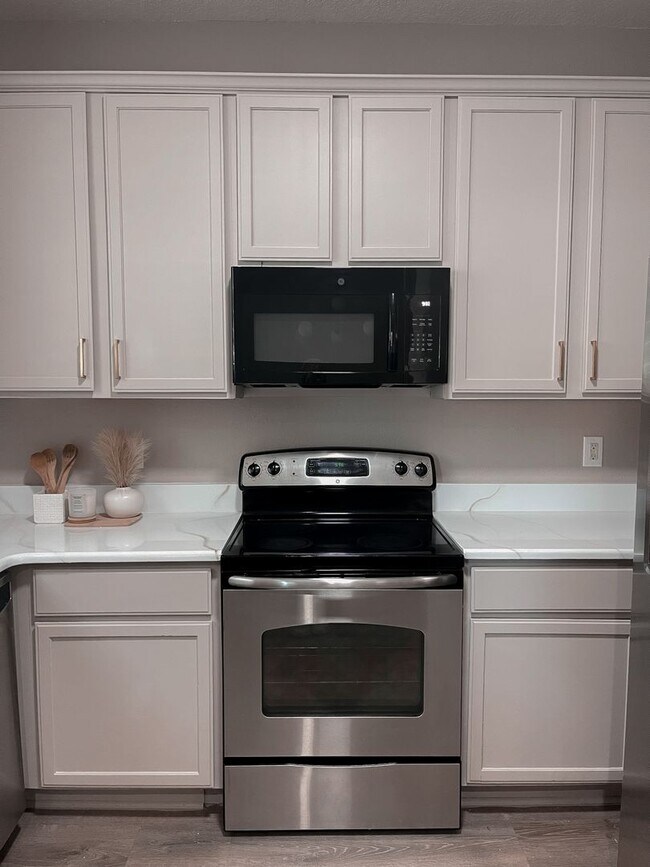 Building Photo - Beautiful Townhouse