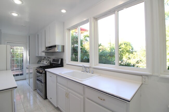 Building Photo - Dolores Heights: Sun-filled 1 Bedroom Home...