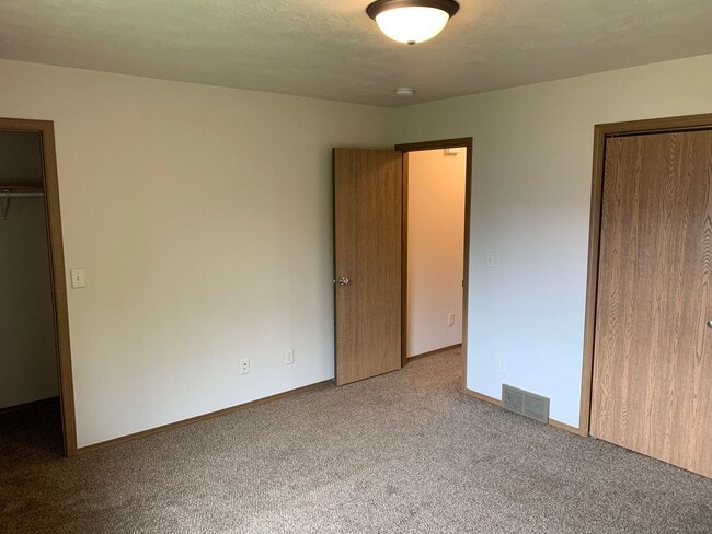 Building Photo - 301 Arianna Pl