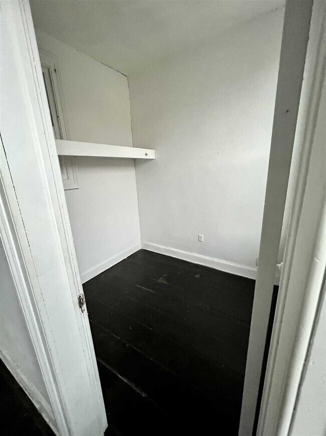 Building Photo - 304 Main St