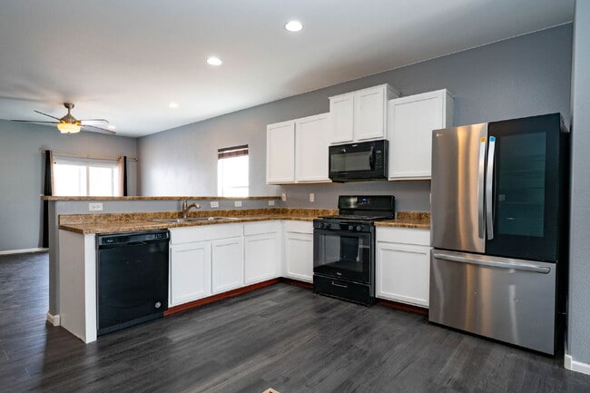 Building Photo - 575 Solano Dr