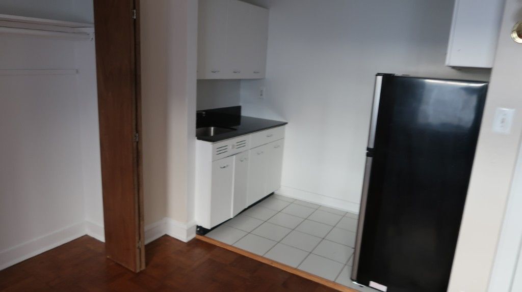 Building Photo - 1209 W Sherwin Ave