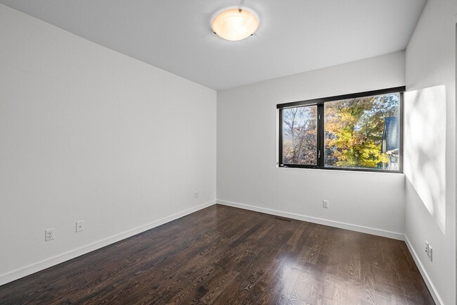 Building Photo - 203 S Marion St Pkwy