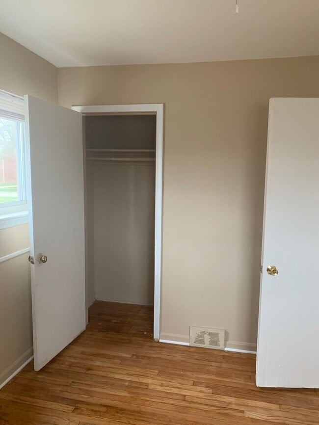 Building Photo - HUGE Updated Apartment with hardwood floors