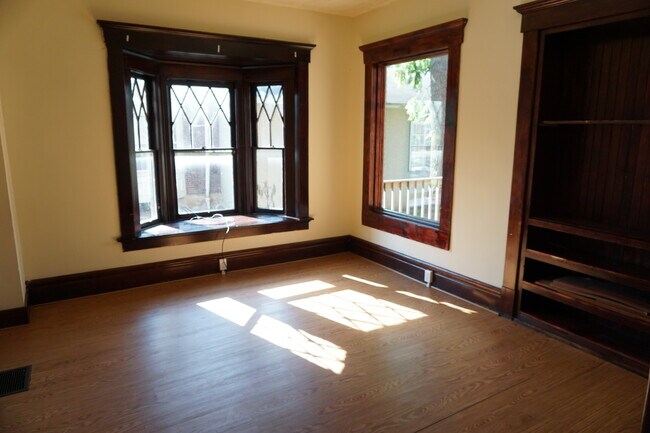 Building Photo - 6 Bedroom 3 full bath House