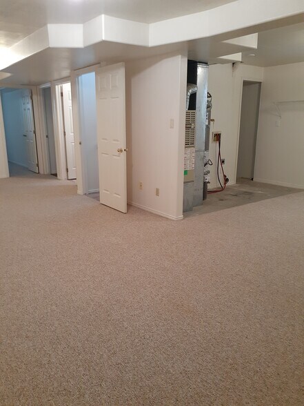 L-shaped family room, furnace, washer/dryer hookups - 4616 N Tumbleweed Dr