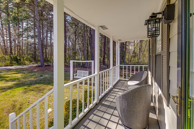 Building Photo - 2062 Woodbine Cir