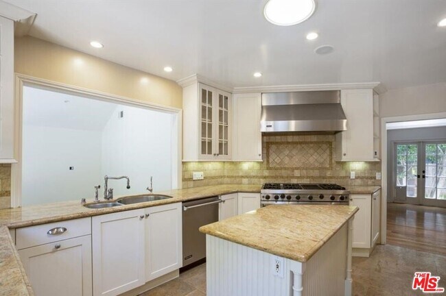 Building Photo - 530 Westmount Dr