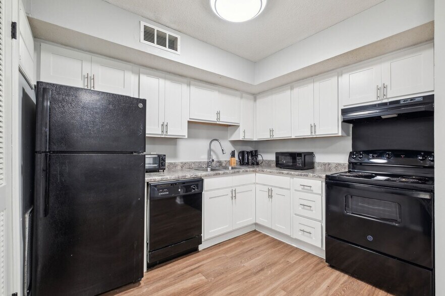 Building Photo - 600 Whispering Hills Dr