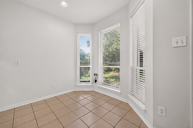 Building Photo - 12110 Laurel Ct