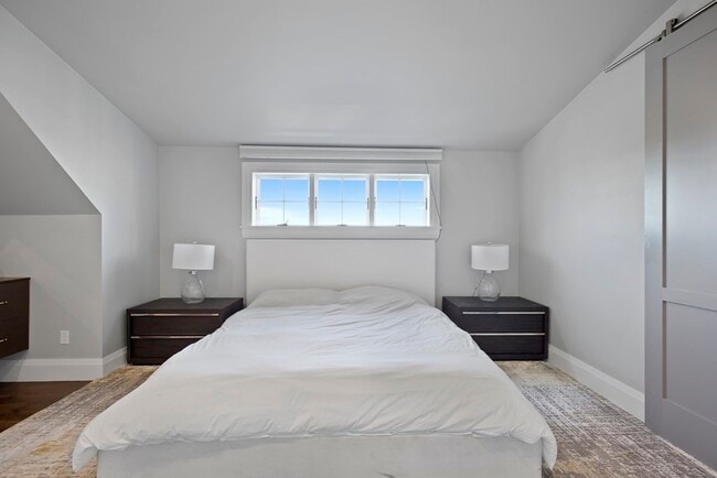 Building Photo - 719 E 2nd St