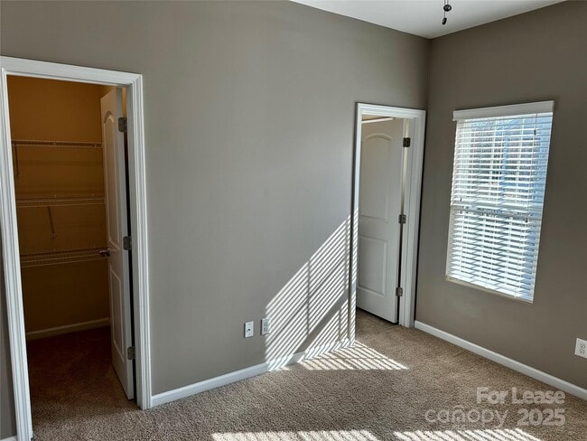 Building Photo - 15808 Sharon Dale Dr